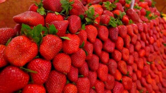 草莓陈列在陈列柜里