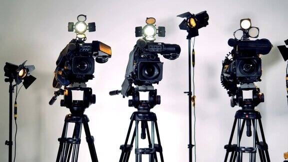 三台带闪光灯的专业摄像机