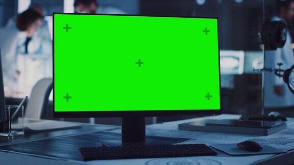 办公室中桌上站立的电脑绿幕素材