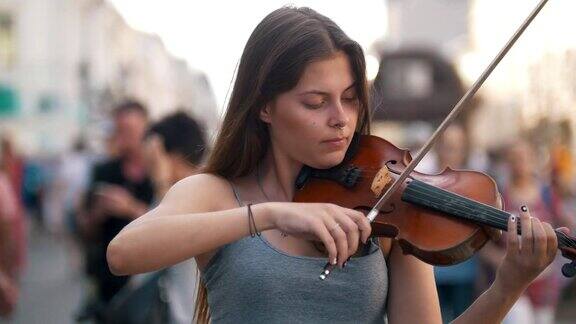 一个年轻女子在步行街拉小提琴