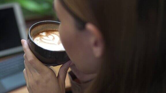 4K亚洲女商人在咖啡店喝拿铁咖啡