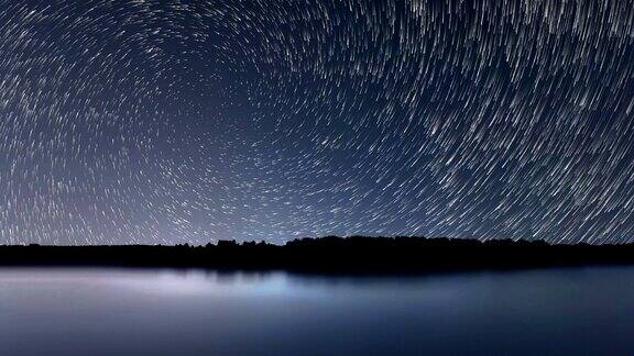 星星的轨迹美丽的蓝色夜晚的倒影