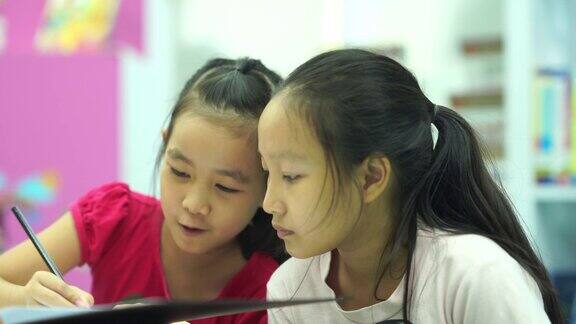 两个亚洲女孩一起玩井字游戏