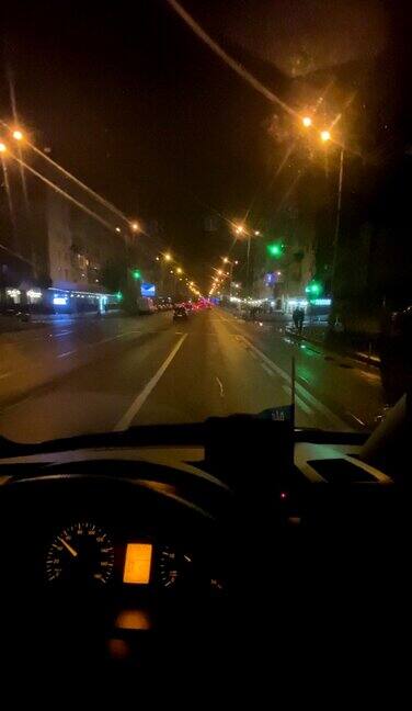 在夜间城市驾驶车辆