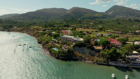 希腊凯法利尼亚岛度假胜地的电影航拍镜头