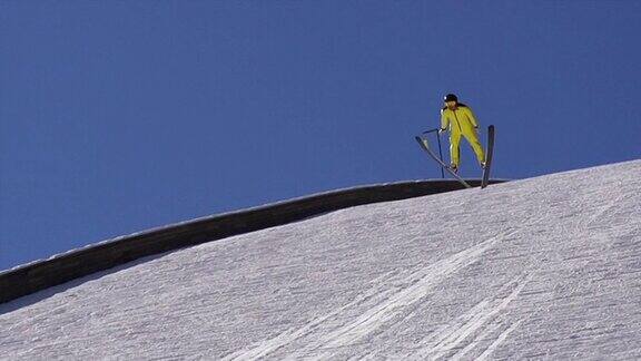 高清慢动作:年轻人表演跳台滑雪