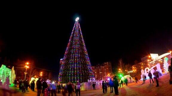 人们走在克拉斯诺亚尔斯克剧院广场的圣诞树旁时光流逝