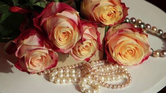 微风吹拂着玫瑰和珍珠珠