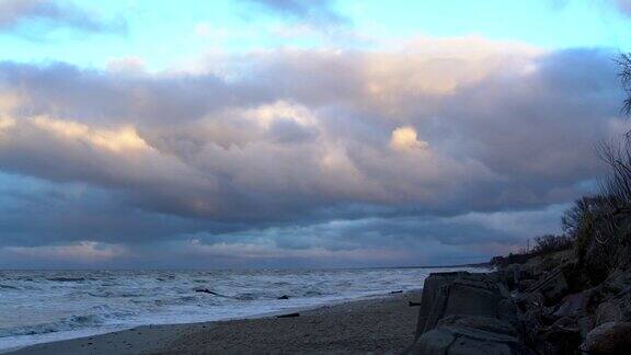 日落时波罗的海多云的天空戏剧性的流逝船只在地平线上