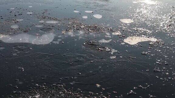 河上结了冰