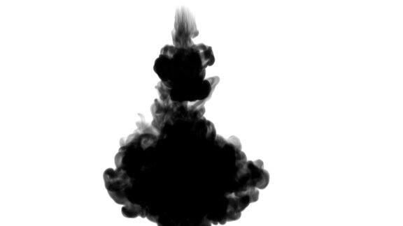 一墨流动注入黑色染料云雾或烟雾墨以慢动作注入白色黑色水粉浮在水中墨色背景或烟雾背景为墨水效果使用光磨如阿尔法蒙版