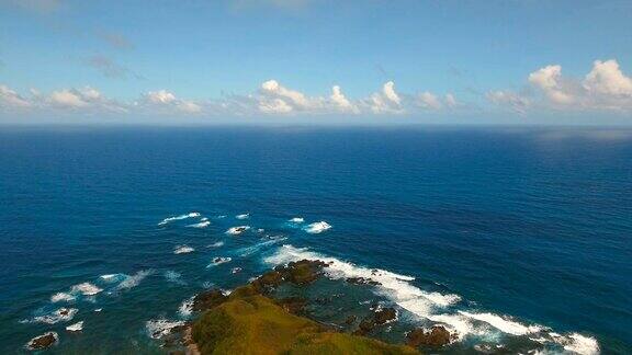 鸟瞰图热带岛屿海滩岩石和海浪的海景Catanduanes、菲律宾