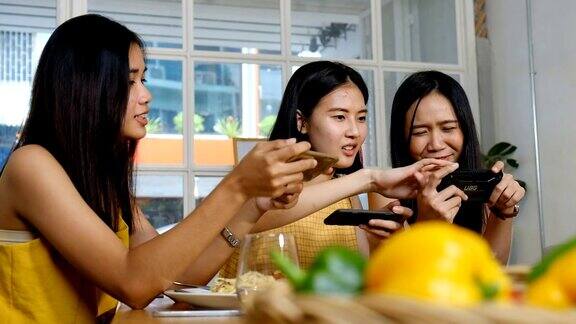 年轻迷人的亚洲姑娘们偷拍照片发到社交媒体上午餐吃的是意大利菜、香肠和沙拉