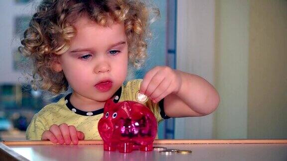 可爱的小女孩将欧元硬币插入储蓄罐