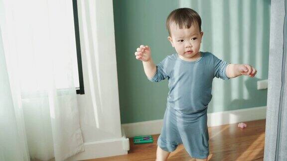 亚洲幼童迈出第一步学习如何赤脚走路