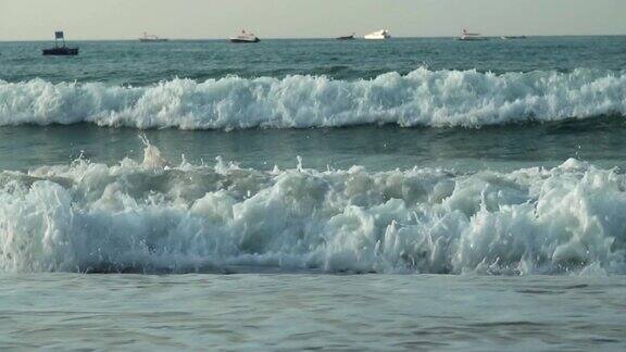 大东海海滩上南海大浪的慢镜头录像