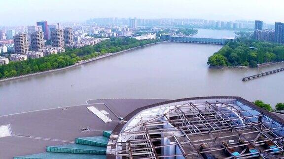 实时鸟瞰宁波河堤的和现代建筑