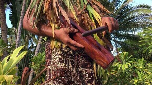 一名太平洋岛民在打一种小木棒鼓