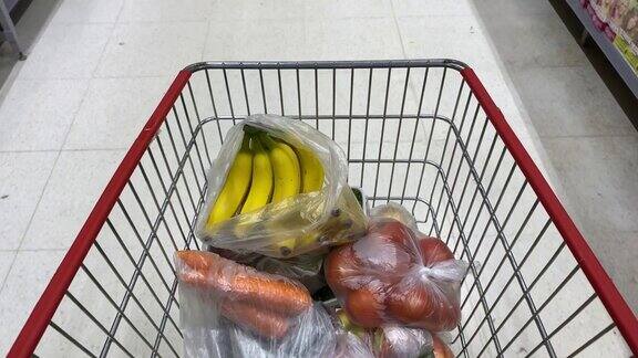 超市购物车里的水果和蔬菜