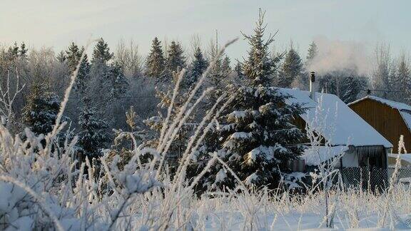 白雪皑皑的冬季景观与老木屋和烟囱烟