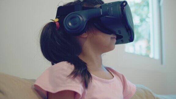 女孩使用VR头盔虚拟现实模拟器
