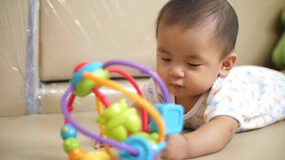 亚洲婴儿在家里玩玩具