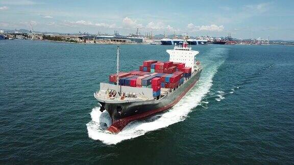 集装箱货船承载着集装箱出口、进出口经济