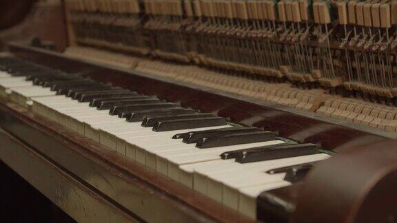 钢琴在独自弹奏
