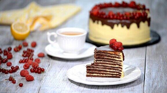 巧克力蜂蜜层蛋糕Medovik一块巧克力蜂蜜蛋糕