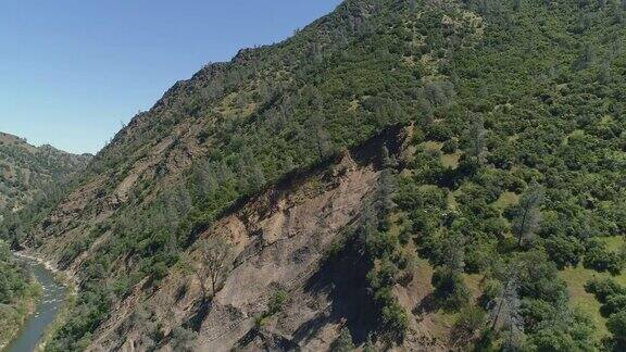 在拉姆齐附近的卡什溪峡谷被泥石流破坏的山坡的鸟瞰图加利福尼亚无人机视频与向前摄像机运动