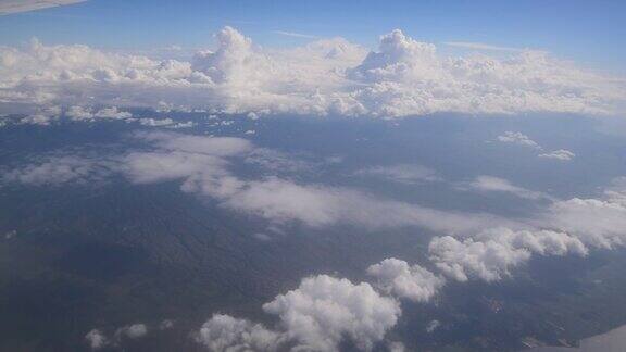 从飞机上看河山和云