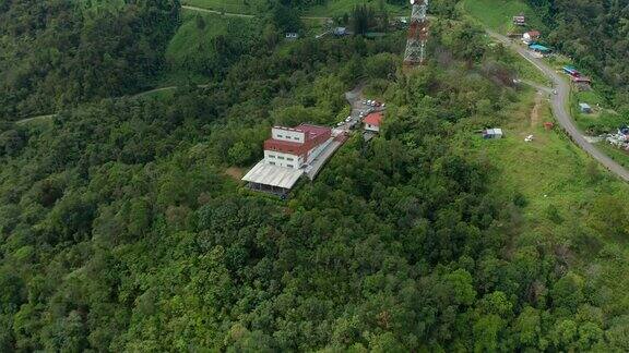 4K无人机拍摄美丽的乡村和周围的绿色森林