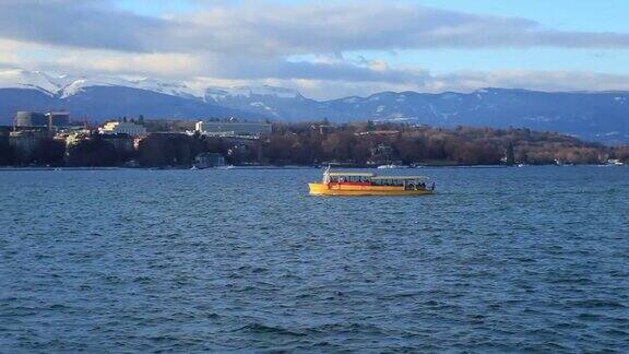 日内瓦湖上的黄色游船