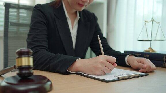 律师、女商人和公证人在办公室签署文件顾问律师、司法与法律、律师、法院法官、概念
