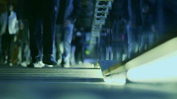 人们晚上在城市的人行道上