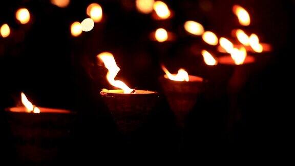 传统的木制火炬在夜晚燃烧