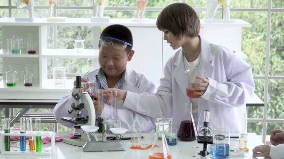 学生在科学化学课堂上进行实验