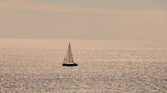 日落时地平线上的帆船、游艇