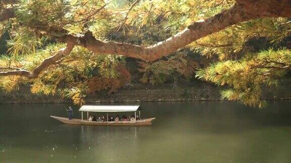 在岚山的桂河上的船