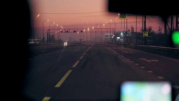 清晨在夜间高速公路上行驶