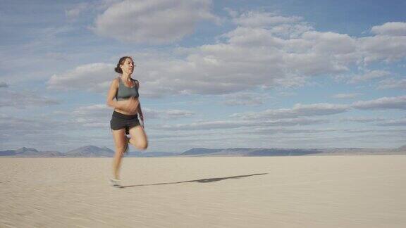 在沙漠中奔跑的女人