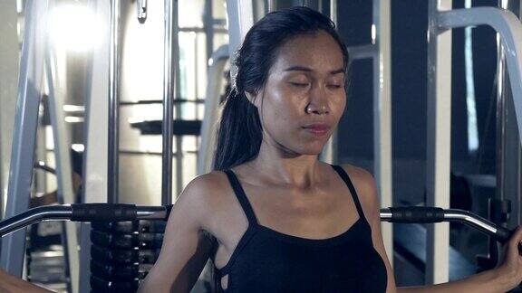 英俊健美的运动女人在黑暗的健身房锻炼推下