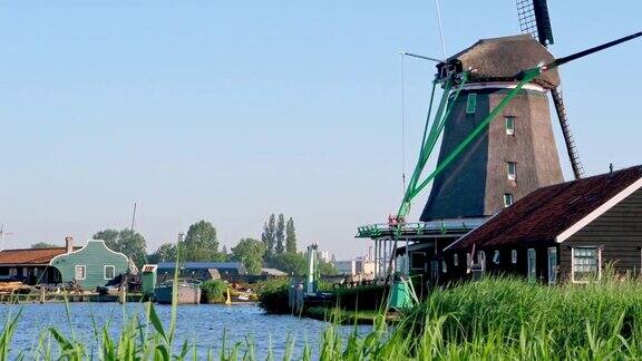 两个传统的荷兰风车在早上