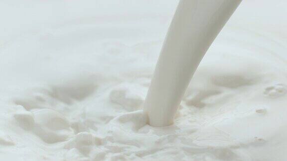 牛奶倒和溅的慢动作
