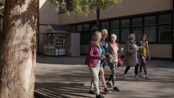 一群老年人在户外散步