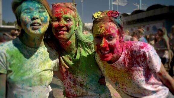 三个年轻的多民族女友在夏天的白天笑胡里节友谊概念颜色概念