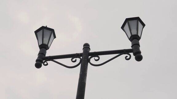 街上有两盏古董灯灯笼、路灯、烛台