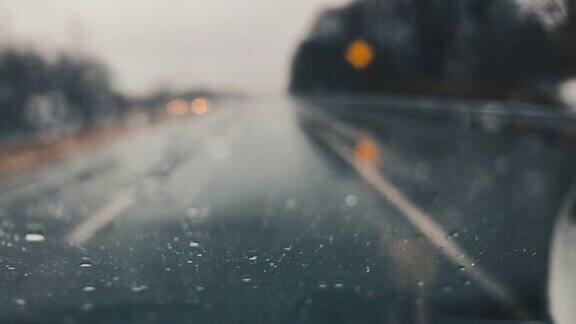 雨点落在汽车的后窗上