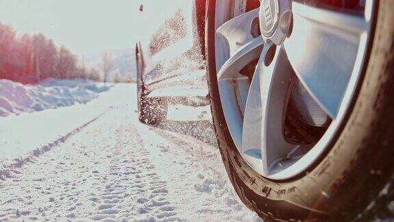 SLOMO汽车的轮子在雪中旋转