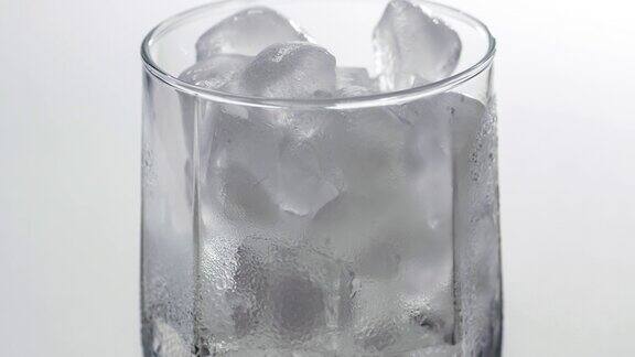 近距离观察玻璃中冰融化的时间流逝一杯冷饮的微距镜头